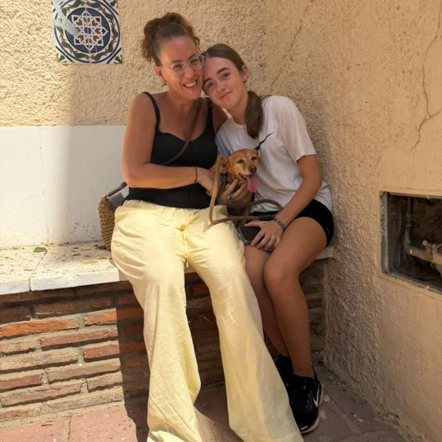 Negri en brazos de su familia, ya en casa, sana y contenta.